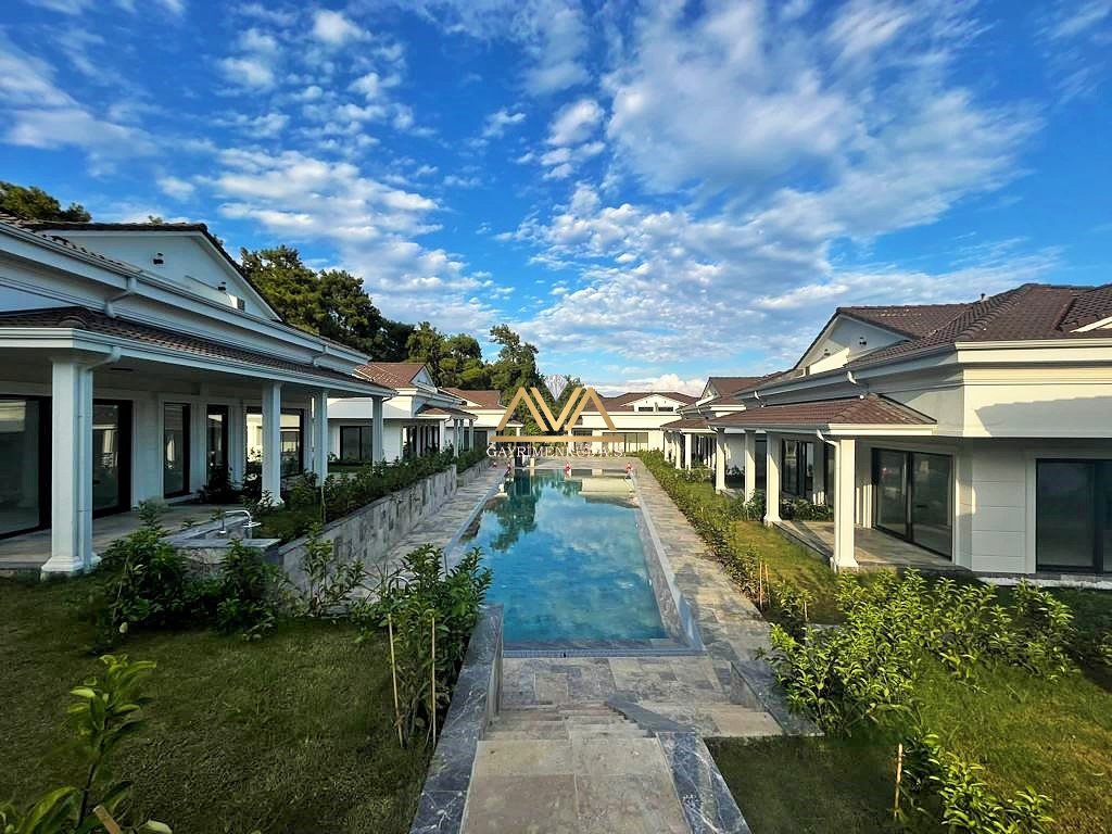 KEMER'DE ENFES KONUMDA HAVUZLU LÜKS VİLLA 