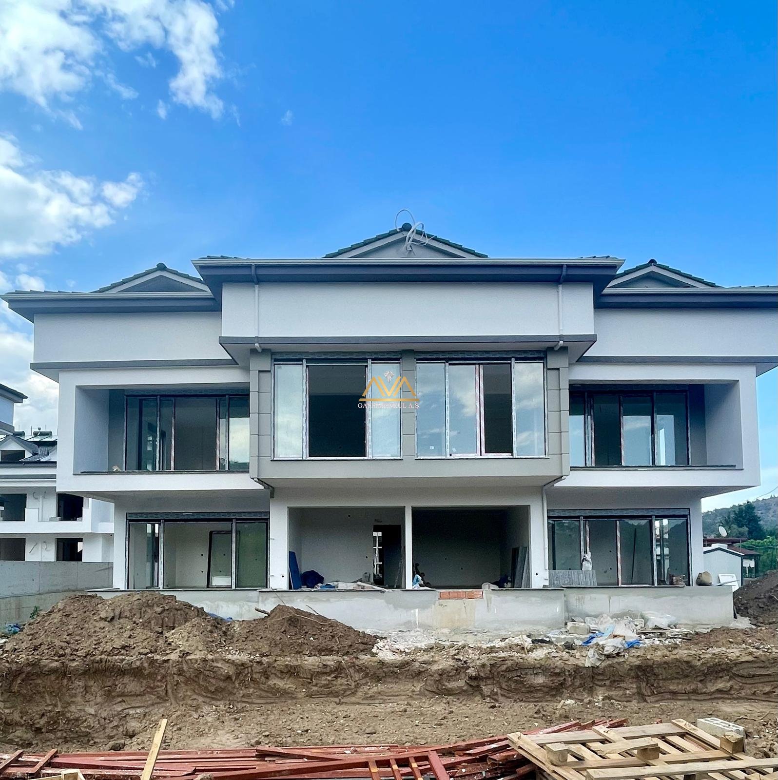 KEMER KUZDERE'DE HAVUZLU LÜKS 3+1 DAİRE