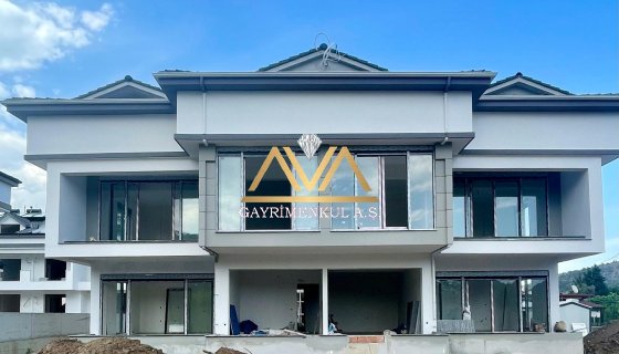 KEMER KUZDERE'DE HAVUZLU LÜKS 3+1 DAİRE
